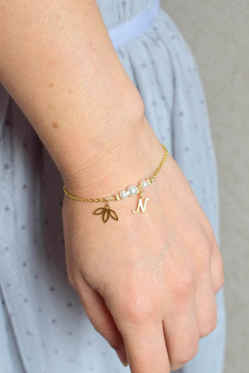 Bracelet Témoin avec Initiale et Perles Nacrées