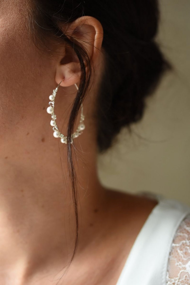 DASHA Boucles d'oreilles créoles de mariage avec perles nacrées et transparentes, boucles d'oreilles de mariée créoles tendance image 1