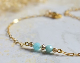 AMAZONITE - Bracelet minimaliste avec une chaine en acier inoxydable doré et de petites perles d'amazonite - Bracelet lithothérapie