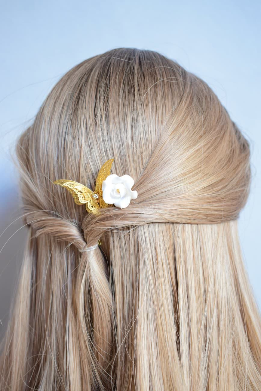 Peigne à cheveux bohème avec papillon et rose en porcelaine