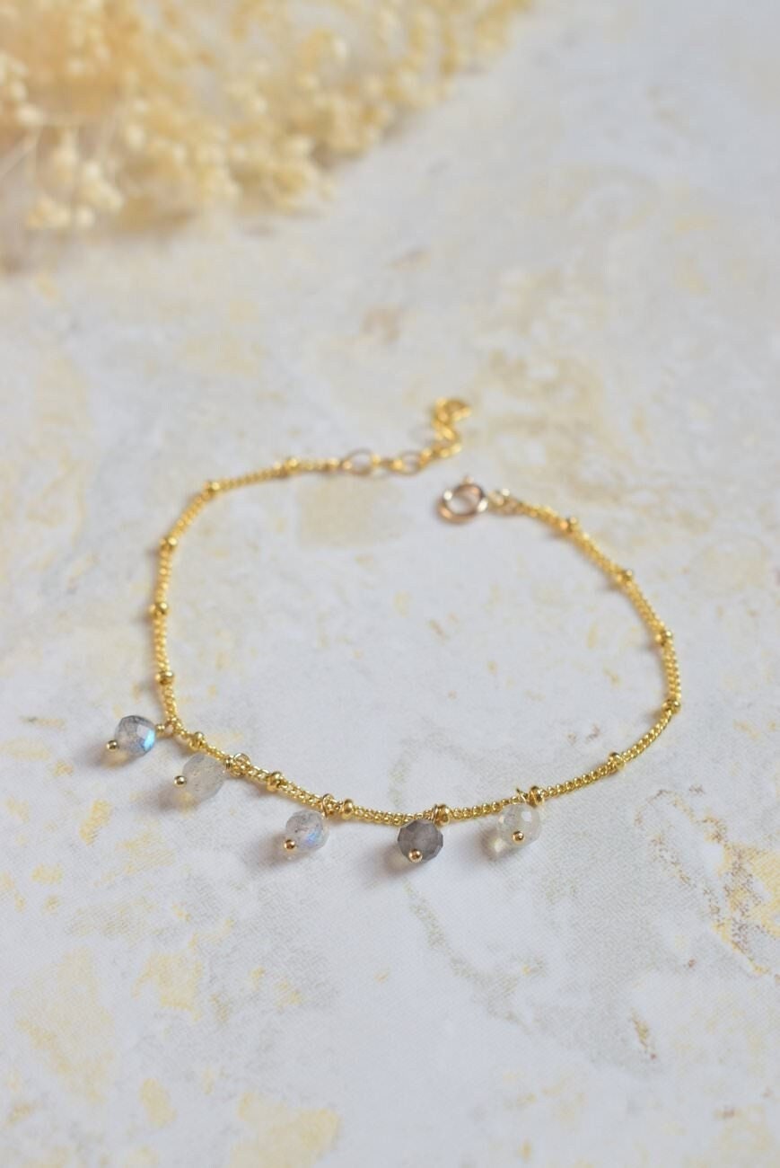 Bracelet minimaliste en labradorite et gold filled fait main