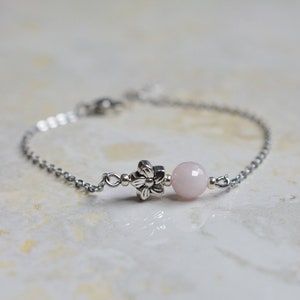 ROSE QUARTZ Minimalist bracelet composed of a rose quartz bead and a pretty metal flower Lithotherapy bracelet. image 1