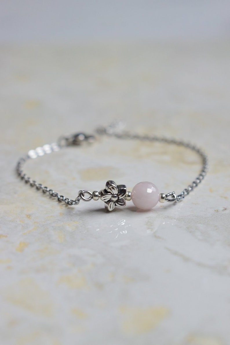ROSE QUARTZ Minimalist bracelet composed of a rose quartz bead and a pretty metal flower Lithotherapy bracelet. image 1