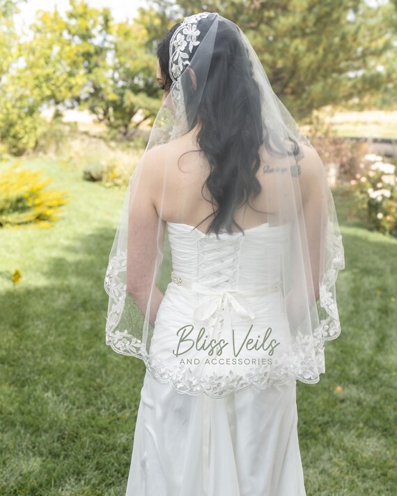 Lace Trim Mantilla Wedding Veil Fingertip Length Soft Tulle  display picture 1