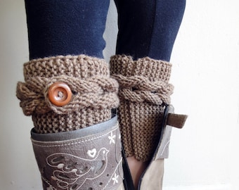 Poignets de bottes en tricot. Toppers de démarrage de câble. Tresses avec boutons. Café Latte Brown 44 couleurs différentes. Chauffe-jambes à la mode pour femmes et adolescents.