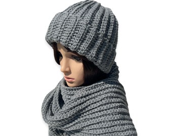 Ganchillo acanalado doblado de ala bejido y bufanda como un conjunto o por separado. Muchos colores. Sombrero de mujer. Regalo de Navidad o Acción de Gracias para ella.