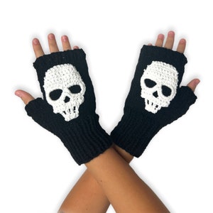 Skull Fingerless Gloves. Black and more colors. Hand Knit Arm Warmers. Halloween Dia de los Muertos Accessory for Fall Autumn Winter.