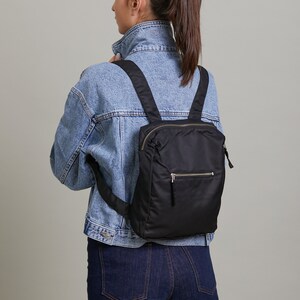 Mochila vegana negra, Mochila mediana con cremallera vegana, Mochila vegana gris, Mochila vegana marrón, Mochila impermeable vegana
