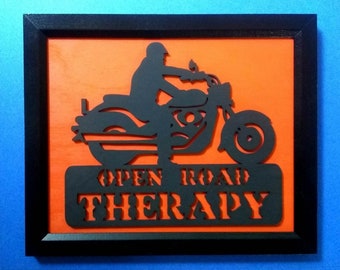 Aangepaste motorfiets wandplaat Open Road Therapy Zwart frame en lasergesneden inzetstuk Muurhangend kerstcadeau