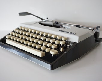 Great Cursive (Script / Italic) 1972 Two Tone White & Brown Adler (Triumph) TIPPA S Typewriter - Design - Portable - QWERTZ