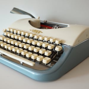 Great 1962 TwoTone Metallic Blue & Cream VOSS (The World&#39;s Finest) Privat Typewriter - Working - DESIGN - Portable - QWERTZ
