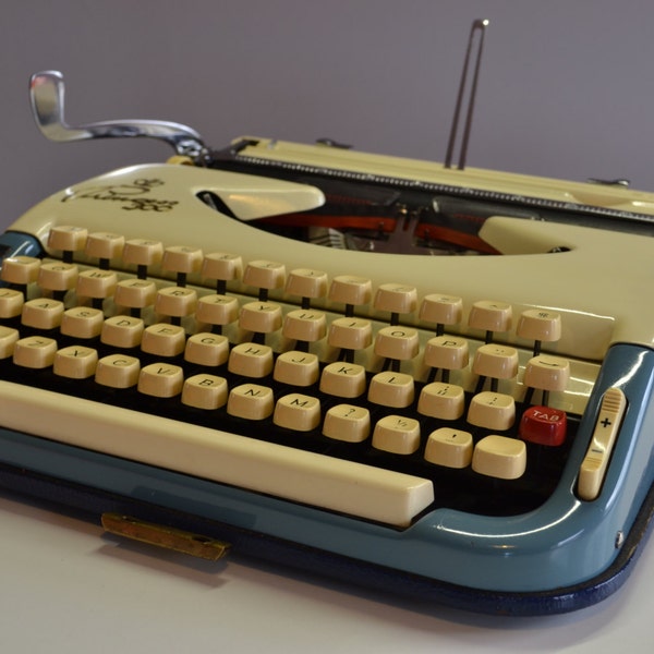 Vintage 1962 PRINCESS 300 ivory - blue TYPEWRITER - working - DESIGN - portable