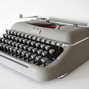 Superb Military GREEN 1953 Erika Model 10 Typewriter - Design - Working - Portable - QWERTZ - MINT Condition !
