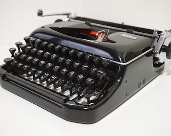 Vintage BLACK 1955 Erika Model 11 Typewriter - DESIGN - Working - Portable - QWERTZ