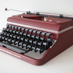 Vintage RARE 1950 Burgundy RED Triumph Perfekt Typewriter - Working - Portable - QWERTZ - Matching Case
