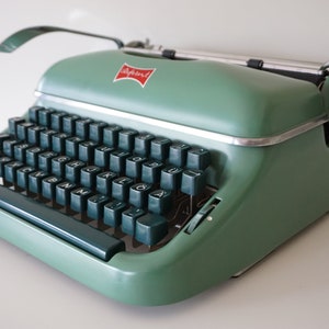 Beautiful 1961 REFERENT (Optima Progress) Green Typewriter - Portable - Design - Working - QWERTZ - Green Case