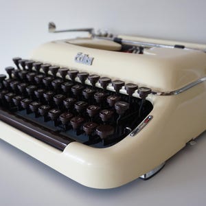 Macchina da scrivere vintage Erika modello 10 del 1957, modello CREAM, funzionante, design, QWERTZ, portatile, custodia in pelle grigia