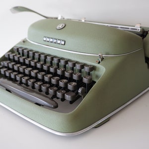 Linda máquina de escrever Rare GREEN 1955 Alpina SK24 - Funcionando - Design - QWERTZ - Portátil