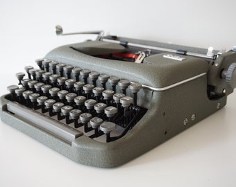 Superb Military GREEN 1950 Erika Model 11 Typewriter - DESIGN - Working - Portable - QWERTZ