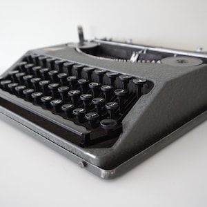 Vintage 1938 Hermes Baby Model 1b Grey Portable Typewriter - Flat - Working - Design - QWERTZ - Replacement Case - Early Model !