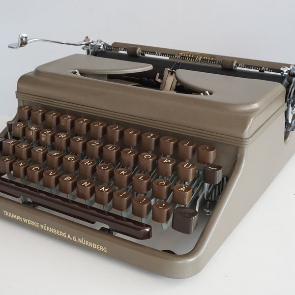 Vintage Rare 1954 OLIVE Triumph DURABEL Typewriter - Working - Portable - Design - QWERTZ - Math (Greek) Keys - Near Mint !