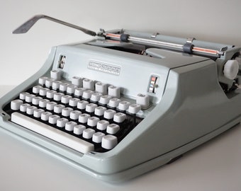 Great 1968 Cursive (Italic - Script) HERMES 3000 Mint Green Portable Typewriter - QWERTY - Working - Design