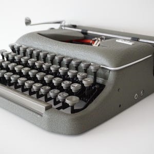 Superb Military Green 1950 Erika Model 11 Typewriter - DESIGN - Working - Portable - QWERTZ