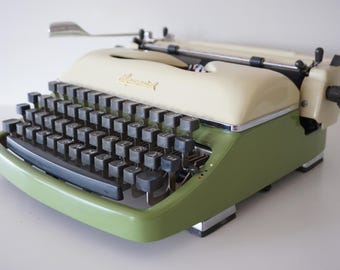 Vintage retro Triumph Gabriele 12 portable typewriter, Perfection