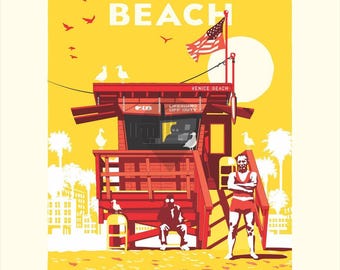 Peut inclure: Une affiche graphique représentant une tour de sauveteur rouge sur fond jaune avec le texte VENICE BEACH. La scène comprend un drapeau américain flottant, une personne debout, une personne assise, plusieurs mouettes et des palmiers.