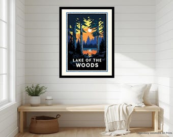 Peut inclure: Une impression d'art encadrée représentant un paysage stylisé du Lake of the Woods. Le graphique montre des silhouettes bleu foncé de pins sur un ciel orange vif au coucher du soleil avec un soleil blanc. Le texte LAKE OF THE WOODS est en blanc.