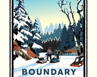 Peut inclure: Une impression d'art graphique représentant un paysage hivernal enneigé avec deux personnages tirant des traîneaux sur un chemin gelé. L'image inclut des pins enneigés, des bouleaux nus et le texte BOUNDARY WATERS en lettres capitales bleu foncé.