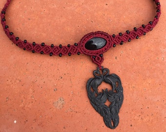 Collier en macramé style gothique / victorien avec onyx et pendentif paons en métal noir
