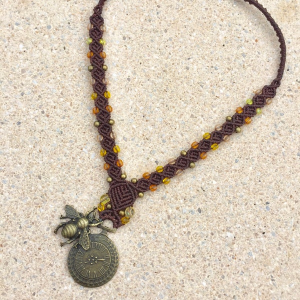 Collier en macramé avec pendentif en métal style steampunk abeille et montre ancienne