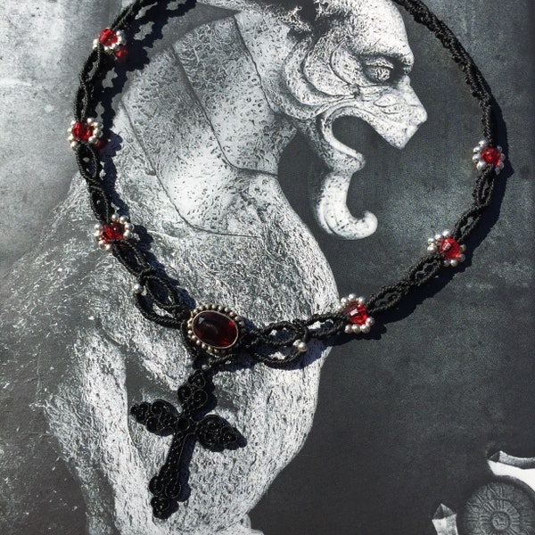 Collier en macramé style gothique avec pendentif à facettes rouge et croix en métal noir