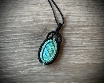 Macrame pendant with a blue green labradorite