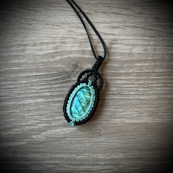 Pendentif en macramé avec labradorite bleue verte