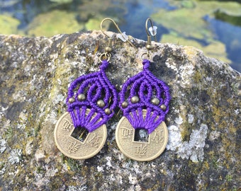 Boucles d'oreille en macramé violettes avec pièces asiatiques