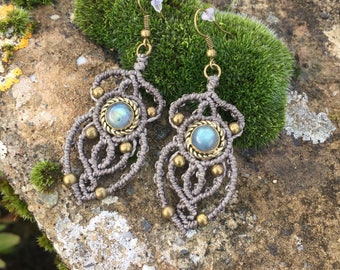 Boucles d’oreille en macramé labradorite sertie en bronze - fil gris