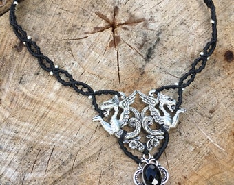 Collier en macramé style gothique avec onyx noir à facettes et estampe griffons en métal argenté