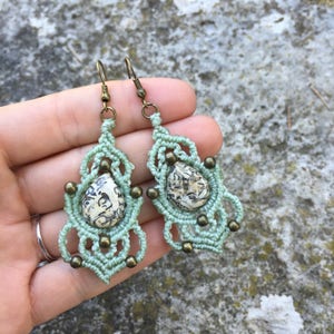 Boucles d'oreille en macramé avec jaspe turritelle forme goutte et perles métal bronze fil vert pale image 2