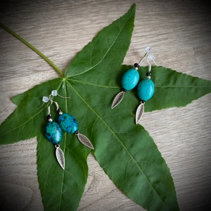 Boucles doreille avec breloques feuilles argentées et perles au choix: chrysocolle ou howlite turquoise image 1