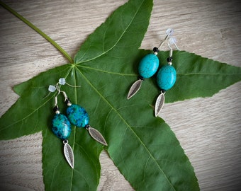 Boucles d’oreille avec breloques feuilles argentées et perles au choix: chrysocolle ou howlite turquoise
