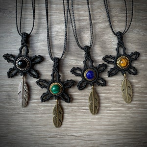 Anhänger aus Makrame-Form Blume mit Cabochon zur Wahl - onyx malachit lapis lazuli Tigerauge - Feder-Charme aus Metall