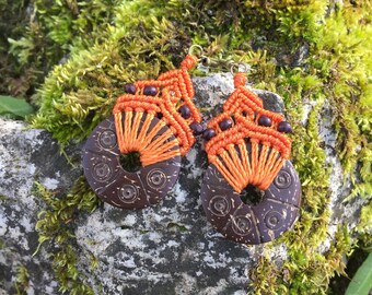 Boucles d'oreille en macramé orange style ethnique avec noix de coco gravée