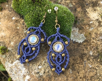 Boucles d’oreille en macramé labradorites blanches - moonstone serties en bronze - fil bleu