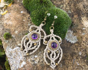 Boucles d’oreille en macramé améthystes serties en bronze - fil sable