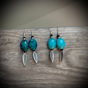 Boucles doreille avec breloques feuilles argentées et perles au choix: chrysocolle ou howlite turquoise image 3
