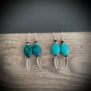 Boucles doreille avec breloques feuilles argentées et perles au choix: chrysocolle ou howlite turquoise image 2