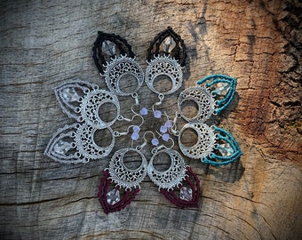 Boucles d'oreille en macramé avec coloris au choix : noir, gris, prune ou bleu canard