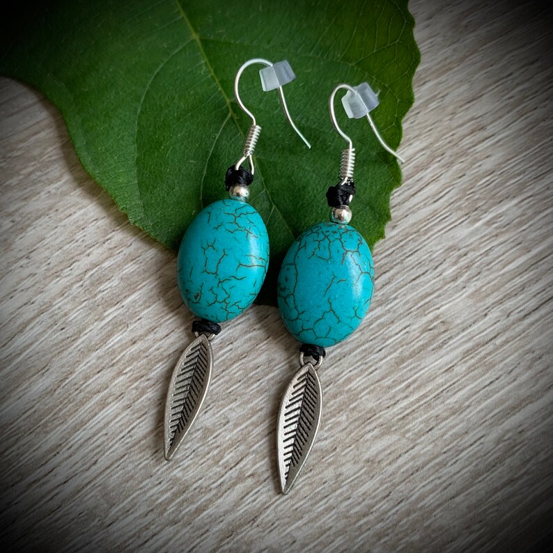 Boucles doreille avec breloques feuilles argentées et perles au choix: chrysocolle ou howlite turquoise image 6